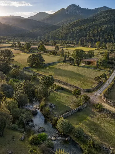 Lotes campestres entre árboles y montañas